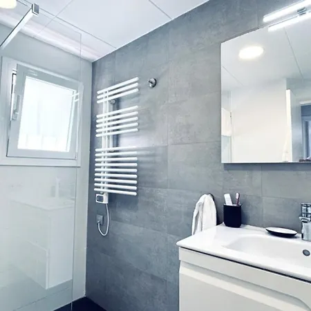 Moderno En Con Terraza, Aire Acondicionado Y Piscina - Hisp-312-107 *